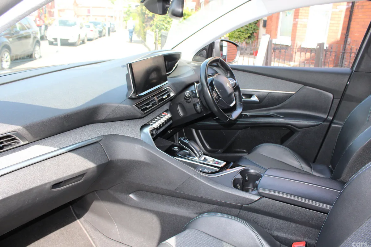 Peugeot 5008 MPV, Diesel, 2022, Grey