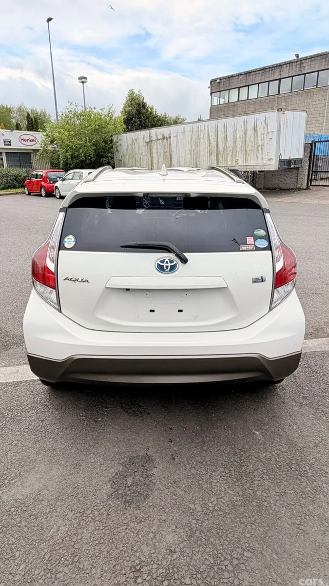 Toyota Aqua Hatchback, Petrol Hybrid, 2015, White