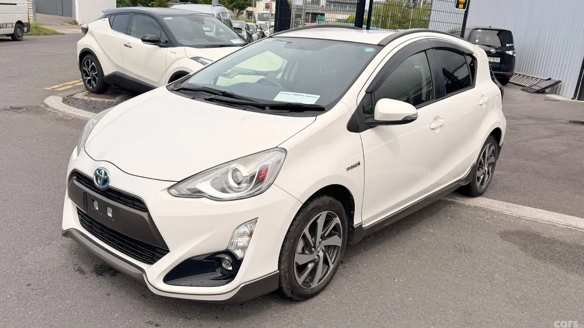 Toyota Aqua Hatchback, Petrol Hybrid, 2015, White