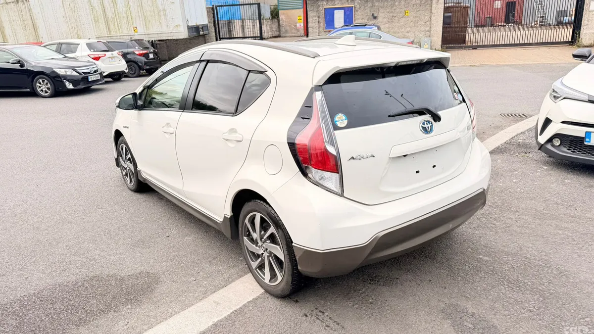 Toyota Aqua Hatchback, Petrol Hybrid, 2015, White