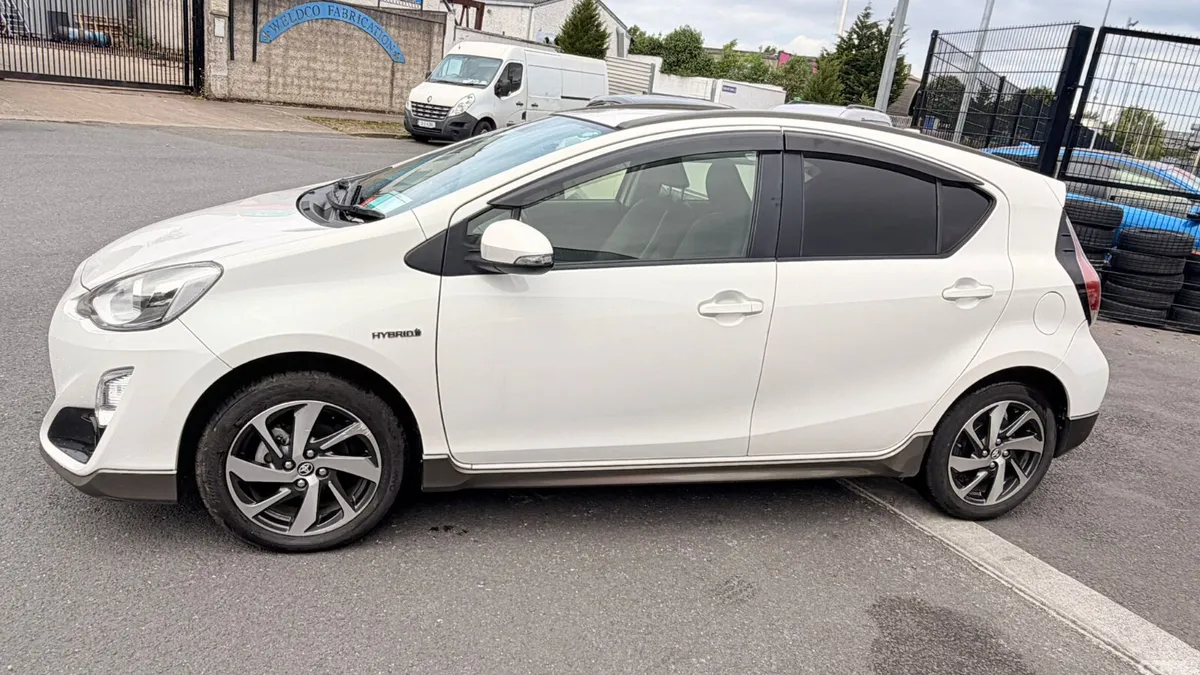 Toyota Aqua Hatchback, Petrol Hybrid, 2015, White
