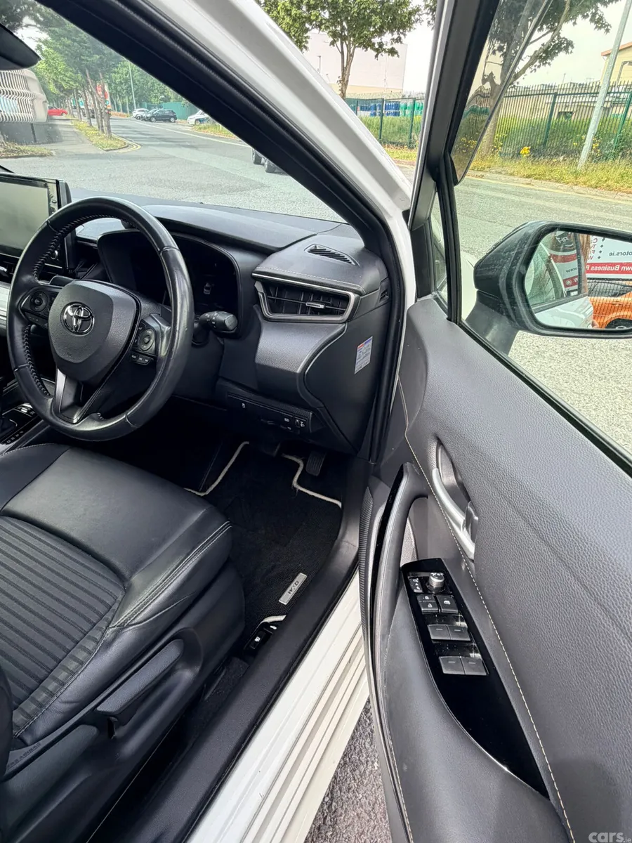 Toyota Corolla Saloon, Petrol Hybrid, 2020, White