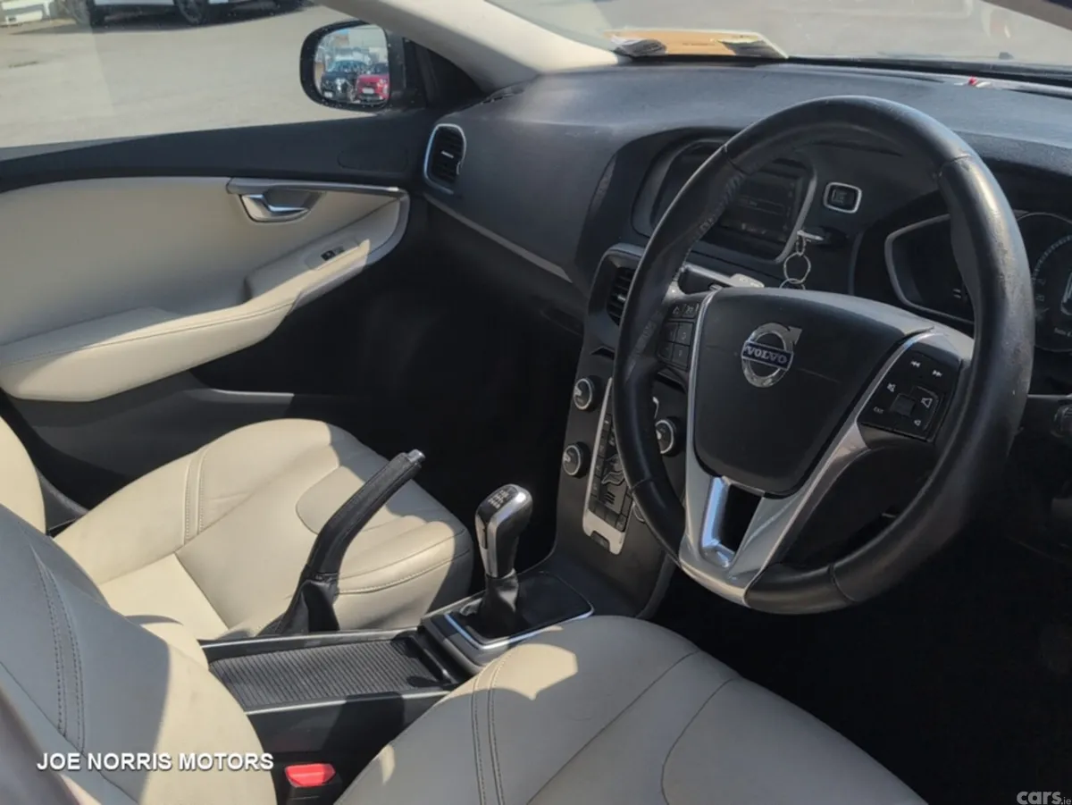 Volvo V40 Hatchback, Diesel, 2016, Black