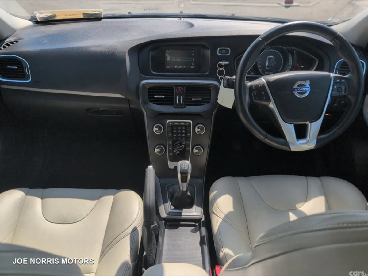 Volvo V40 Hatchback, Diesel, 2016, Black