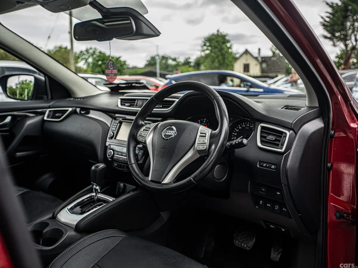 Nissan Qashqai Hatchback, Petrol, 2016, Red