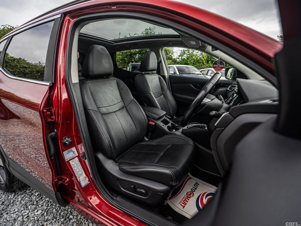 Nissan Qashqai Hatchback, Petrol, 2016, Red