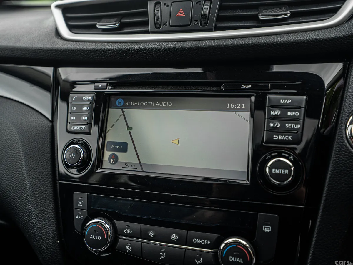 Nissan Qashqai Hatchback, Petrol, 2016, Red