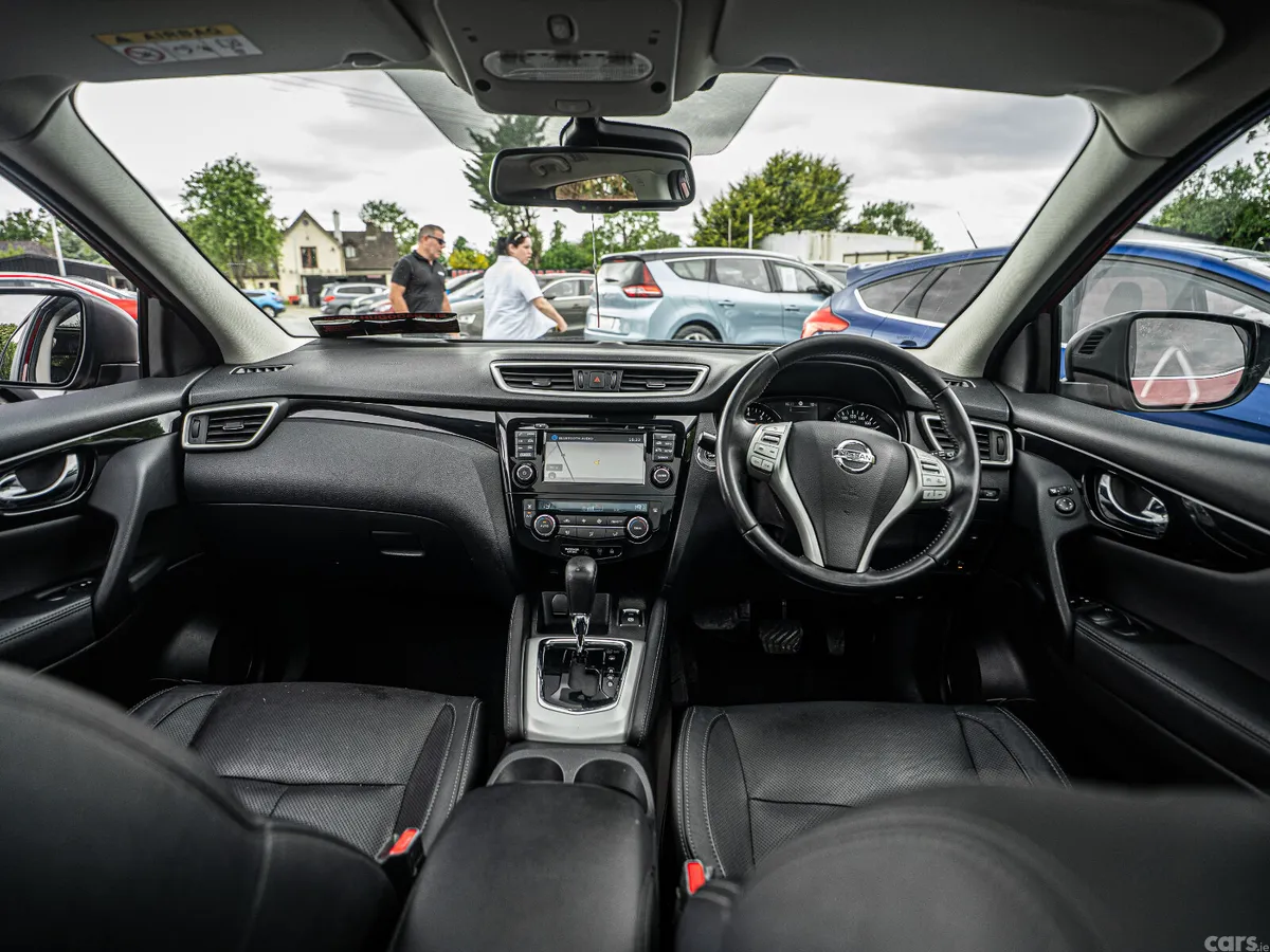 Nissan Qashqai Hatchback, Petrol, 2016, Red