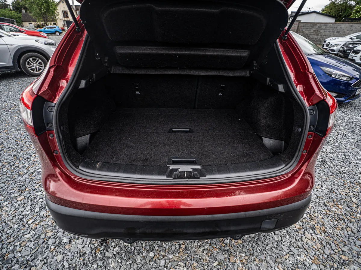 Nissan Qashqai Hatchback, Petrol, 2016, Red