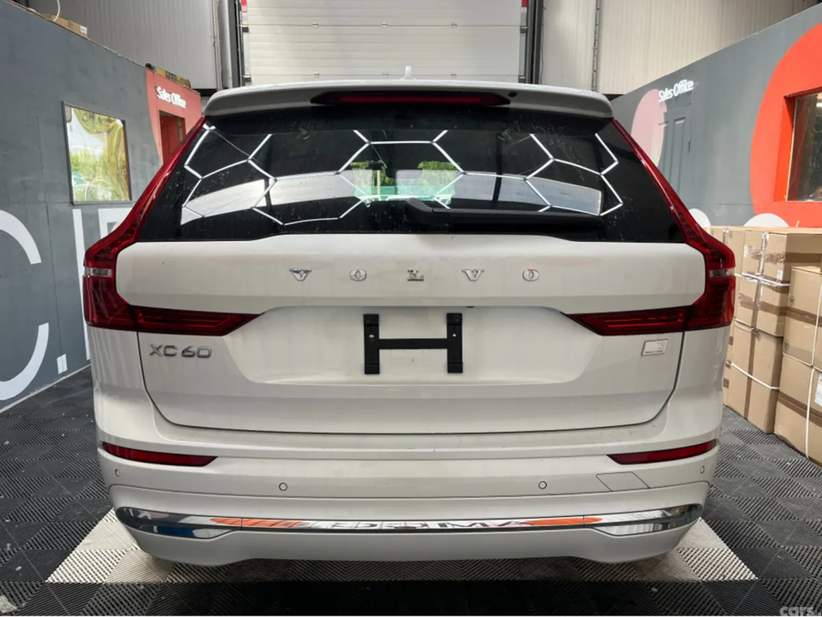 Volvo XC60 SUV, Petrol Hybrid, 2021, White