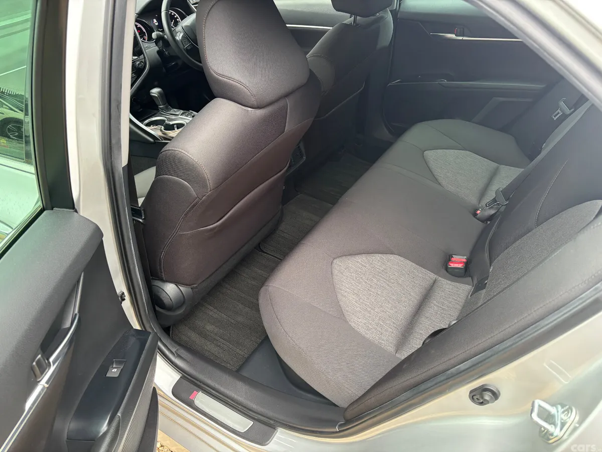 Toyota Camry Saloon, Petrol Hybrid, 2017, Silver