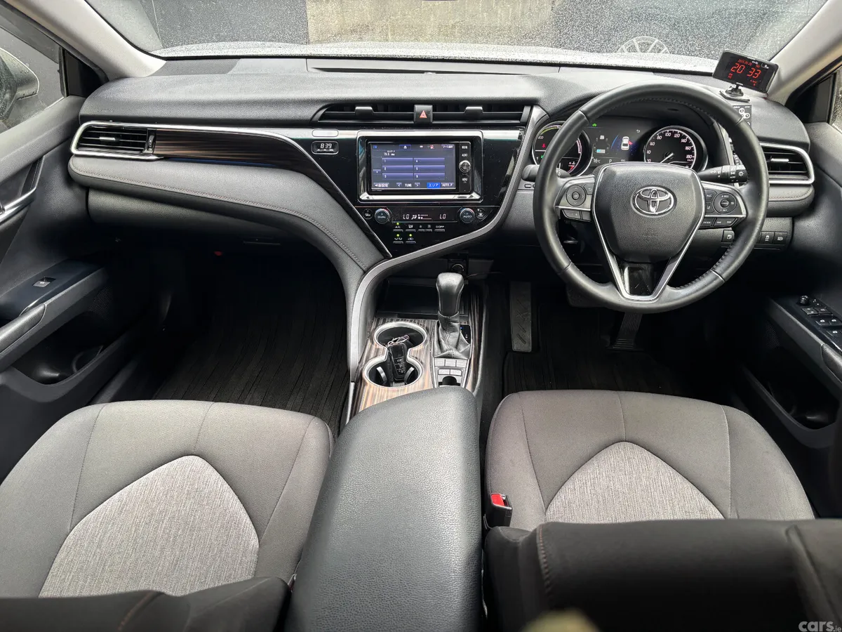 Toyota Camry Saloon, Petrol Hybrid, 2017, Silver