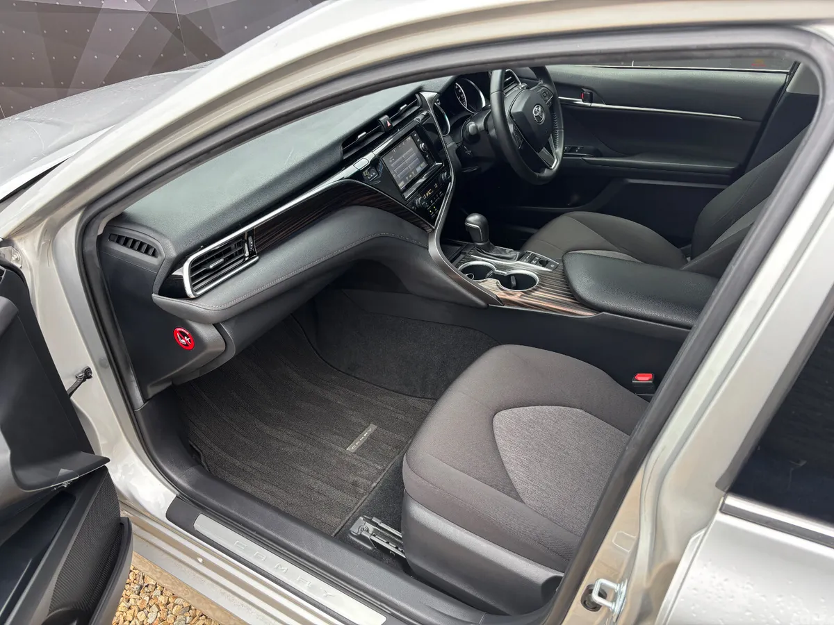 Toyota Camry Saloon, Petrol Hybrid, 2017, Silver