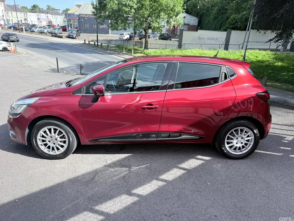 Renault Clio Hatchback, Petrol, 2017, Red