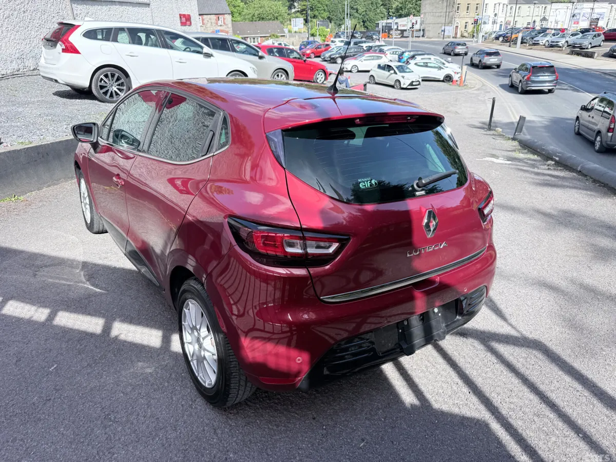 Renault Clio Hatchback, Petrol, 2017, Red
