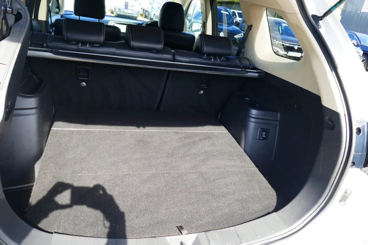 Mitsubishi Outlander SUV, Petrol Hybrid, 2017, White