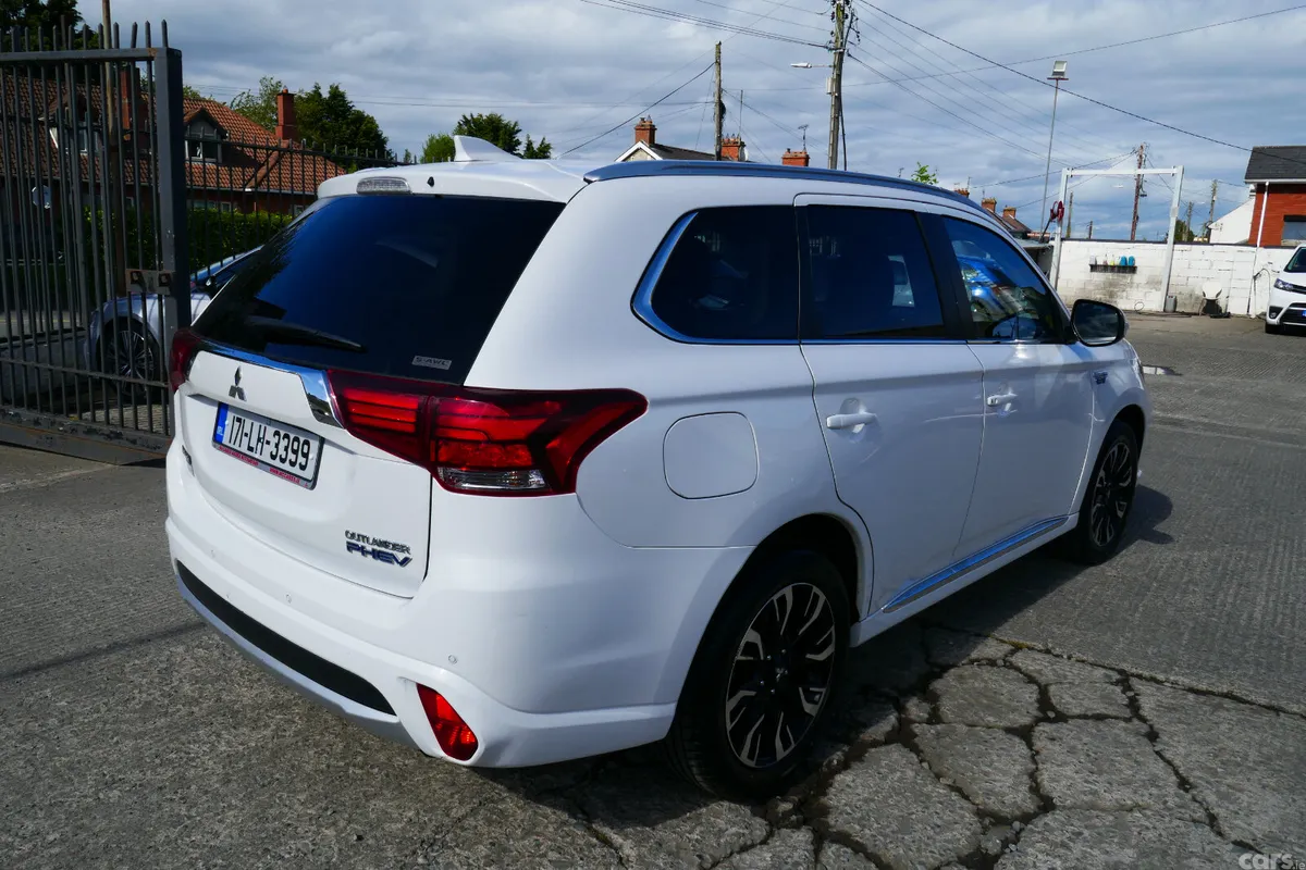 Mitsubishi Outlander SUV, Petrol Hybrid, 2017, White