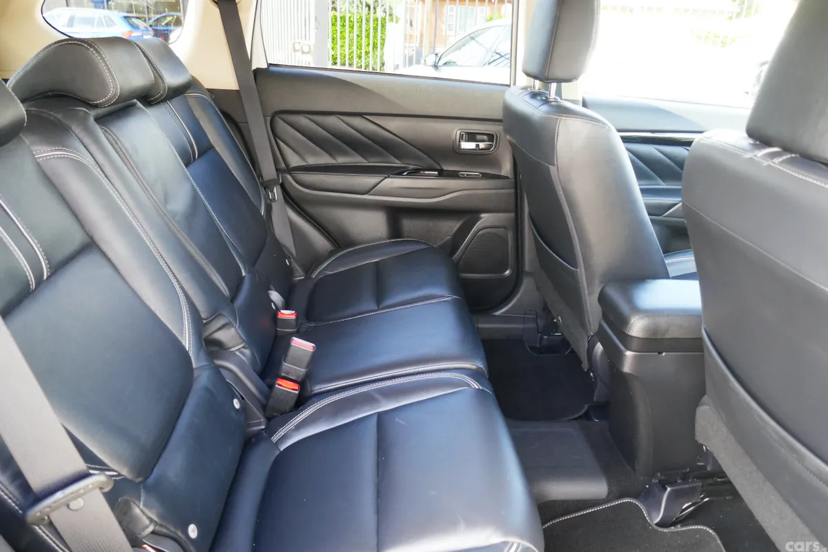 Mitsubishi Outlander SUV, Petrol Hybrid, 2017, White