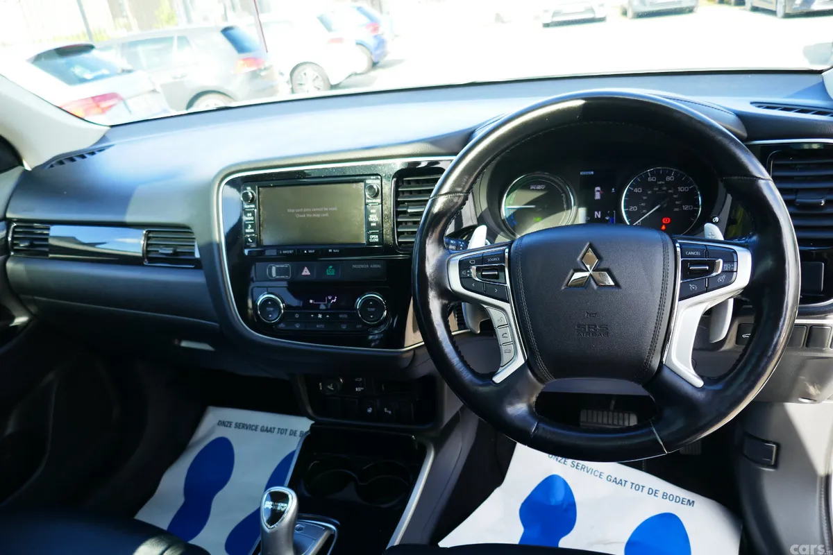 Mitsubishi Outlander SUV, Petrol Hybrid, 2017, White