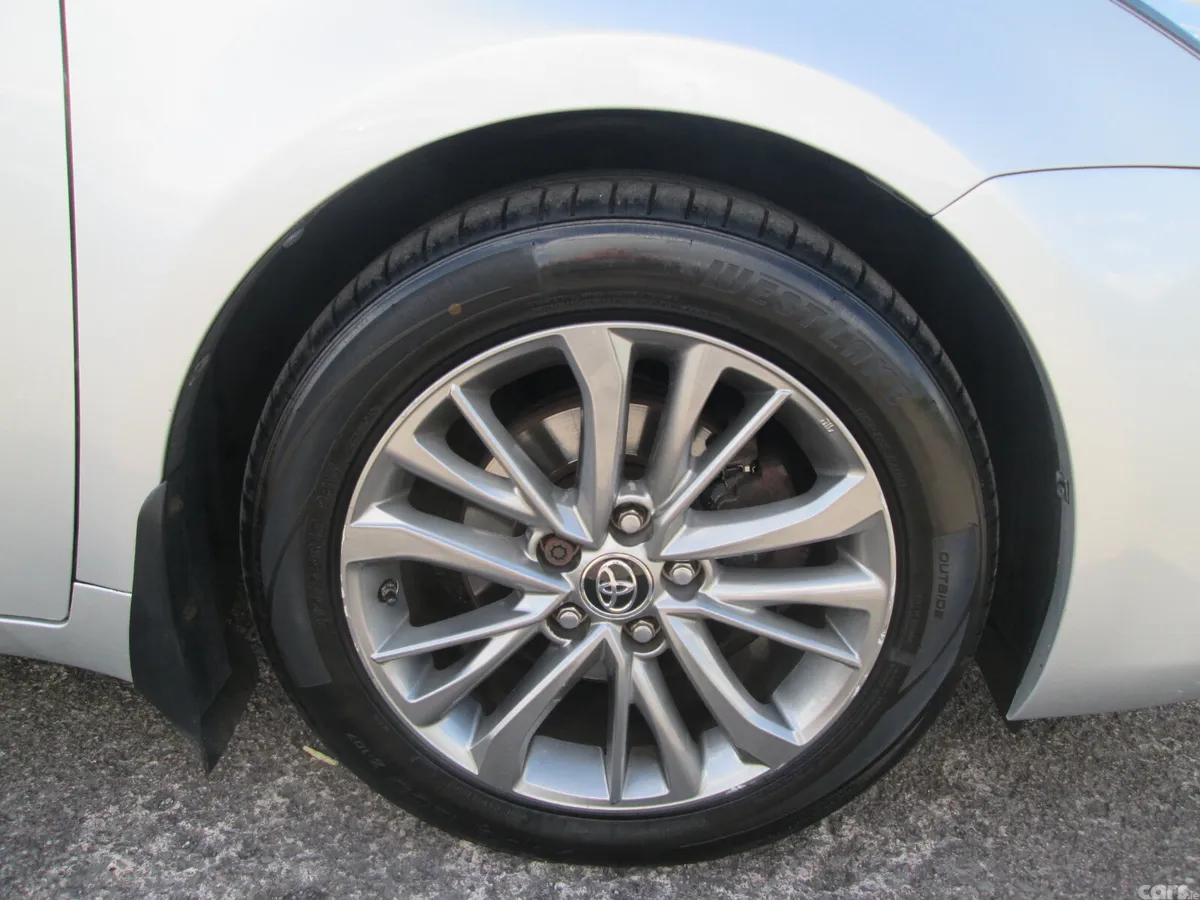 Toyota Avensis Saloon, Diesel, 2015, Silver