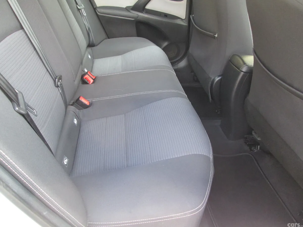 Toyota Avensis Saloon, Diesel, 2015, Silver