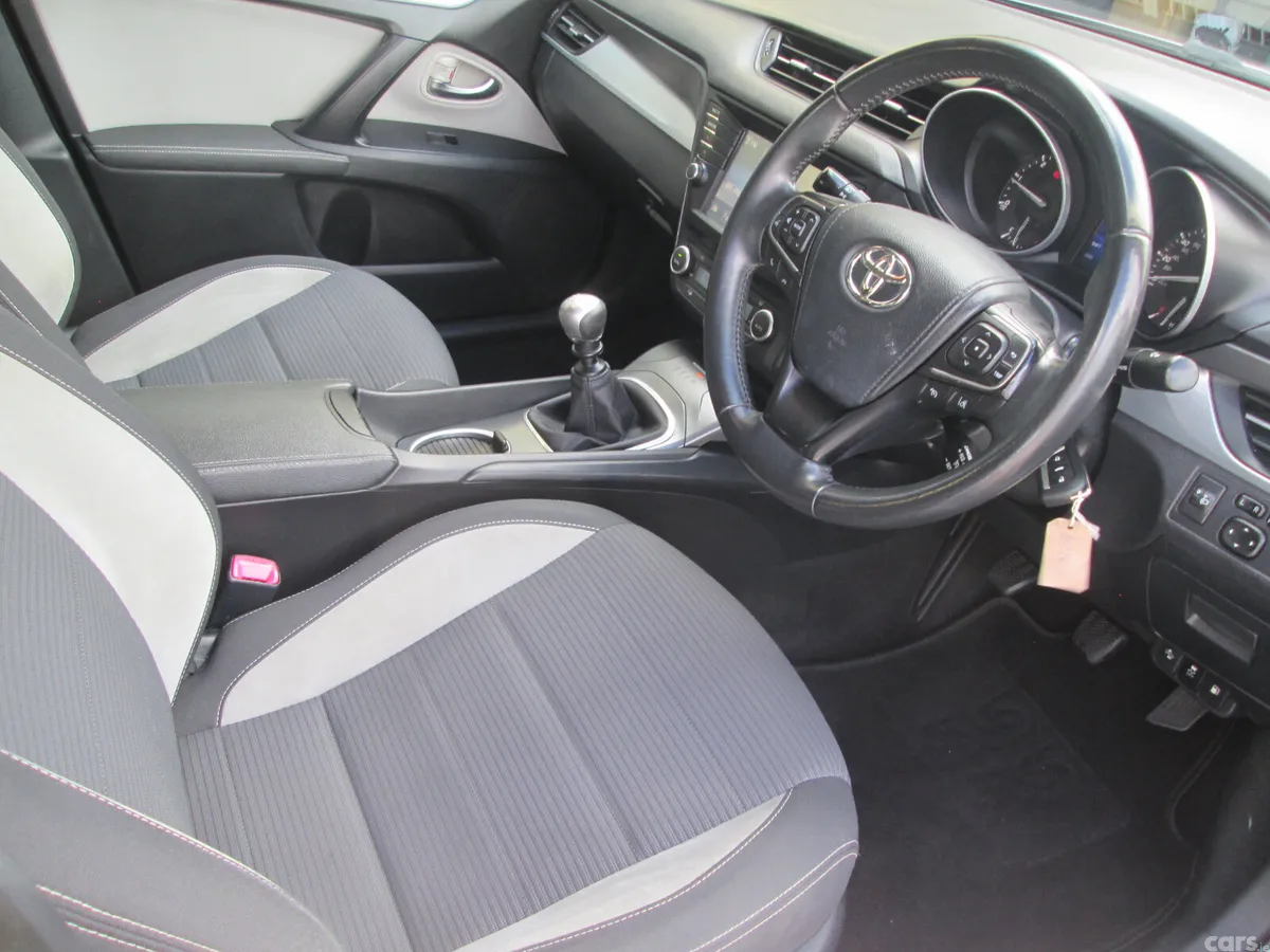 Toyota Avensis Saloon, Diesel, 2015, Silver