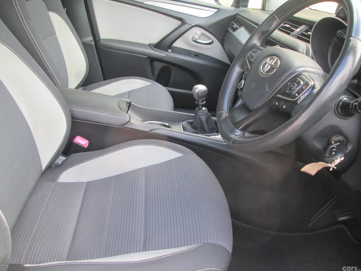Toyota Avensis Saloon, Diesel, 2015, Silver