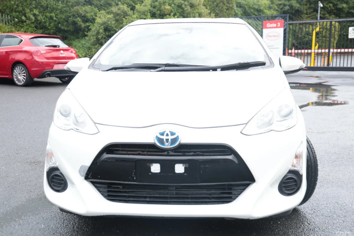 Toyota Aqua Hatchback, Petrol Hybrid, 2016, White