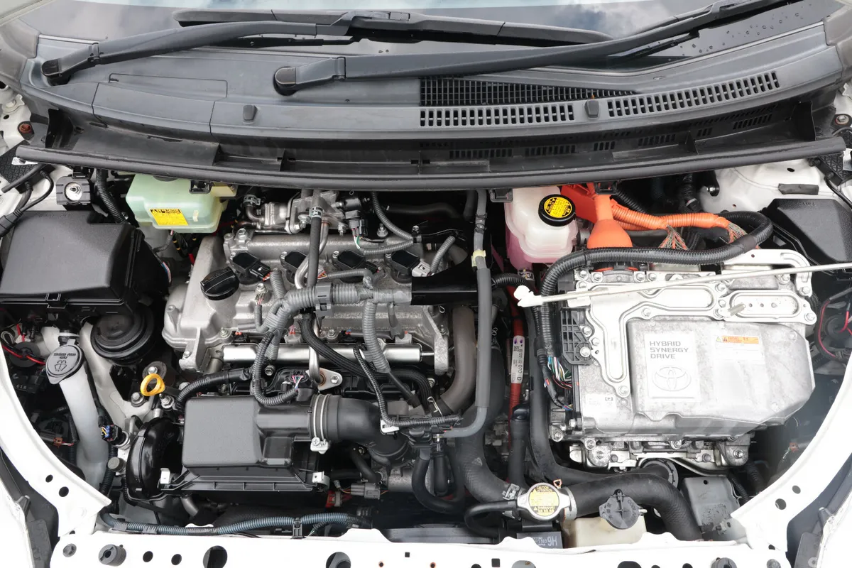 Toyota Aqua Hatchback, Petrol Hybrid, 2016, White