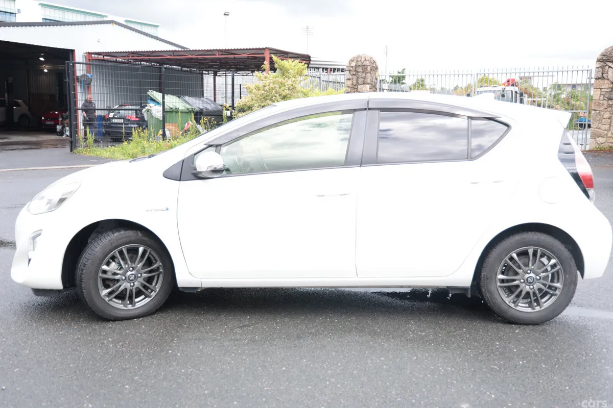 Toyota Aqua Hatchback, Petrol Hybrid, 2016, White
