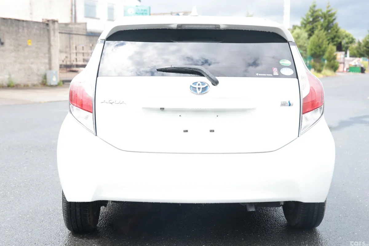 Toyota Aqua Hatchback, Petrol Hybrid, 2016, White