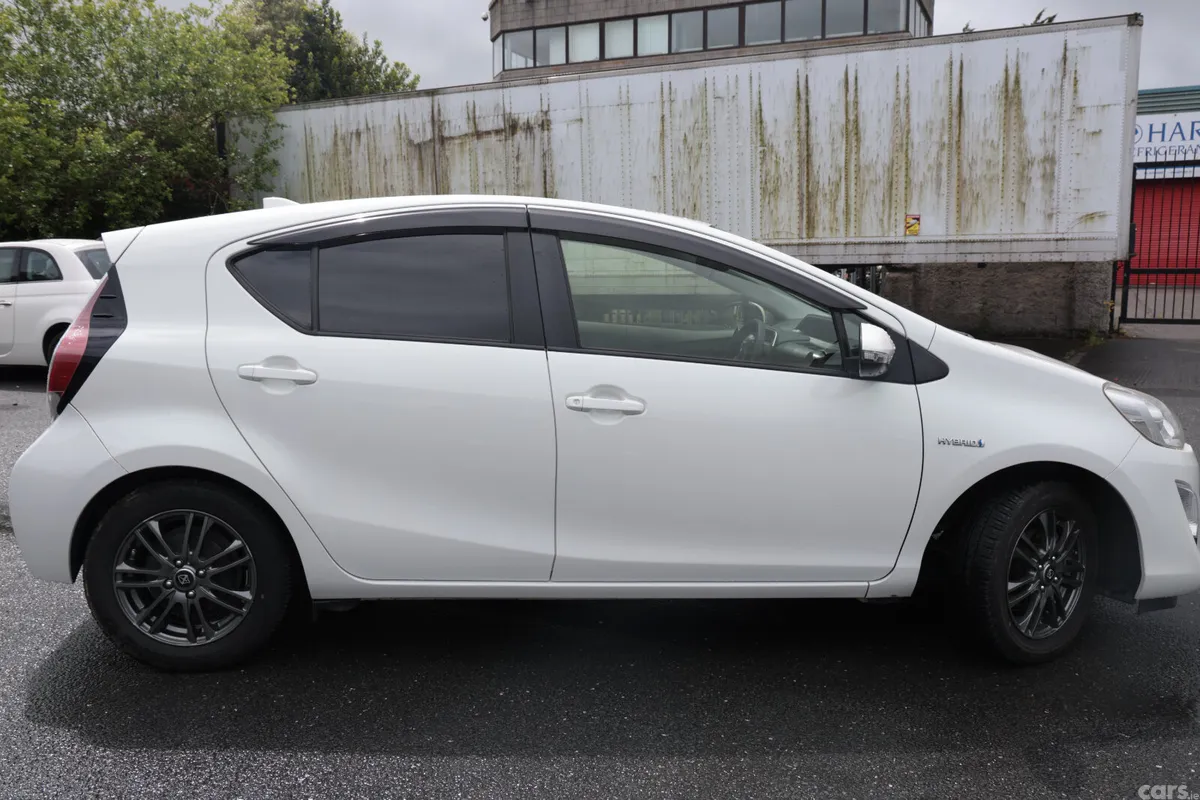 Toyota Aqua Hatchback, Petrol Hybrid, 2016, White