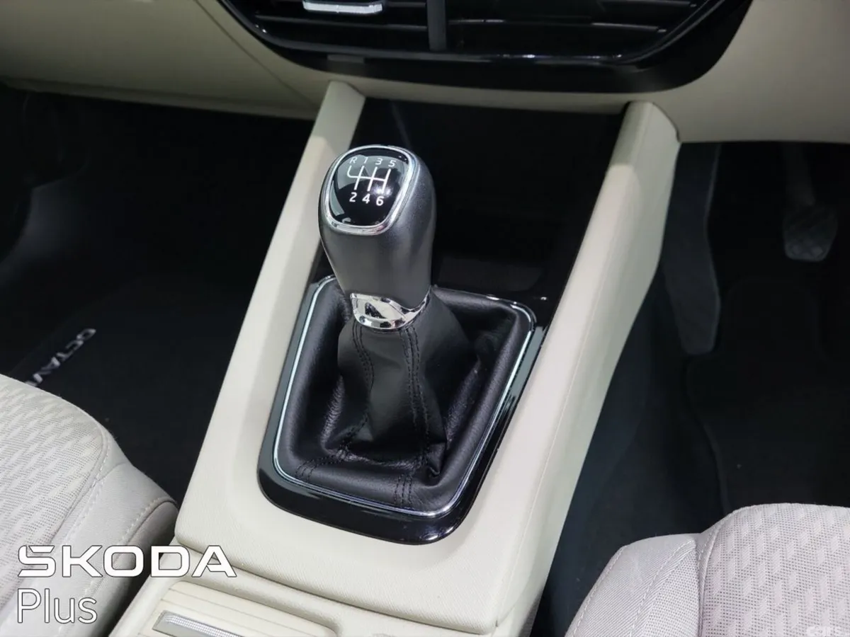 Skoda Octavia Saloon, Petrol, 2023, Blue