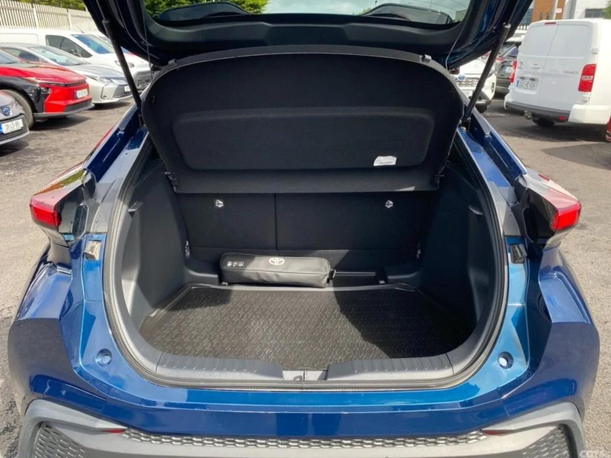 Toyota C-HR SUV, Petrol Hybrid, 2024, Blue