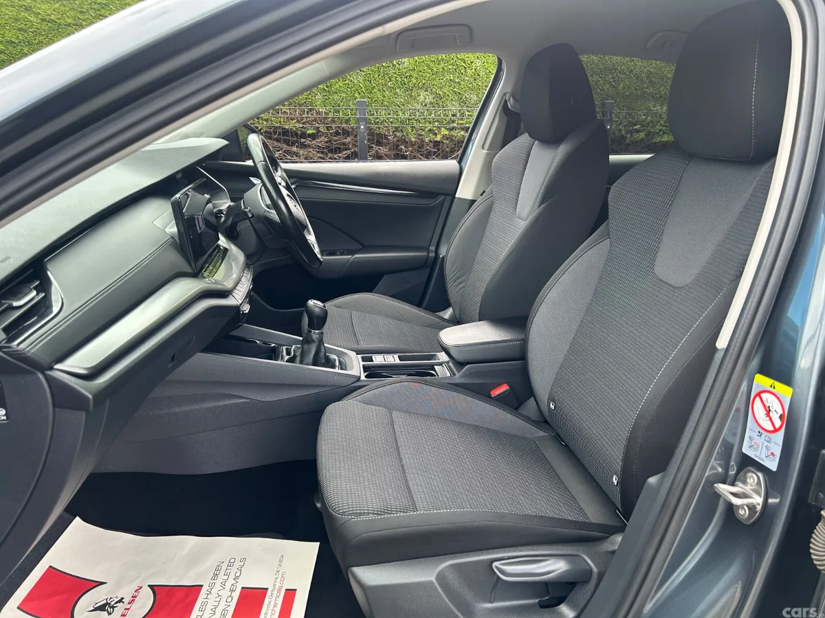 Skoda Octavia Hatchback, Petrol, 2022, Blue