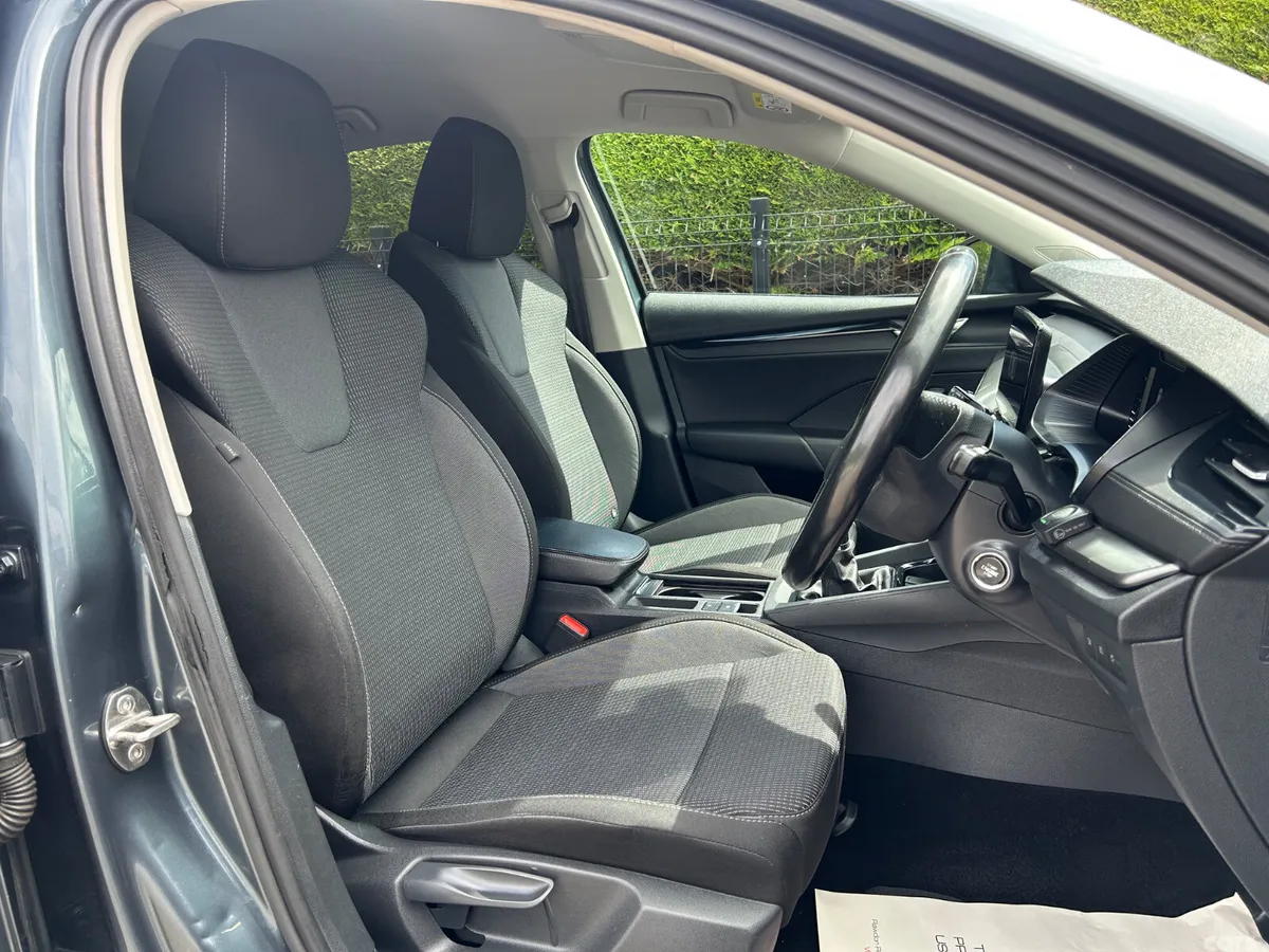 Skoda Octavia Hatchback, Petrol, 2022, Blue