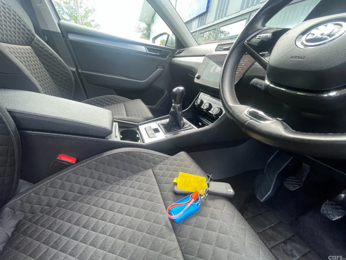 Skoda Superb Hatchback, Diesel, 2023, Grey