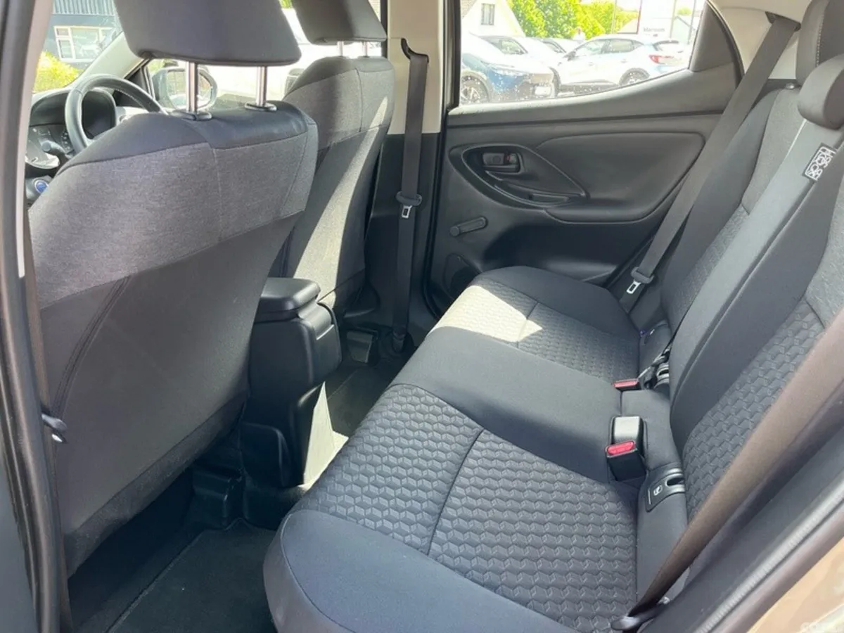 Toyota Yaris Hatchback, Petrol Hybrid, 2023, Bronze