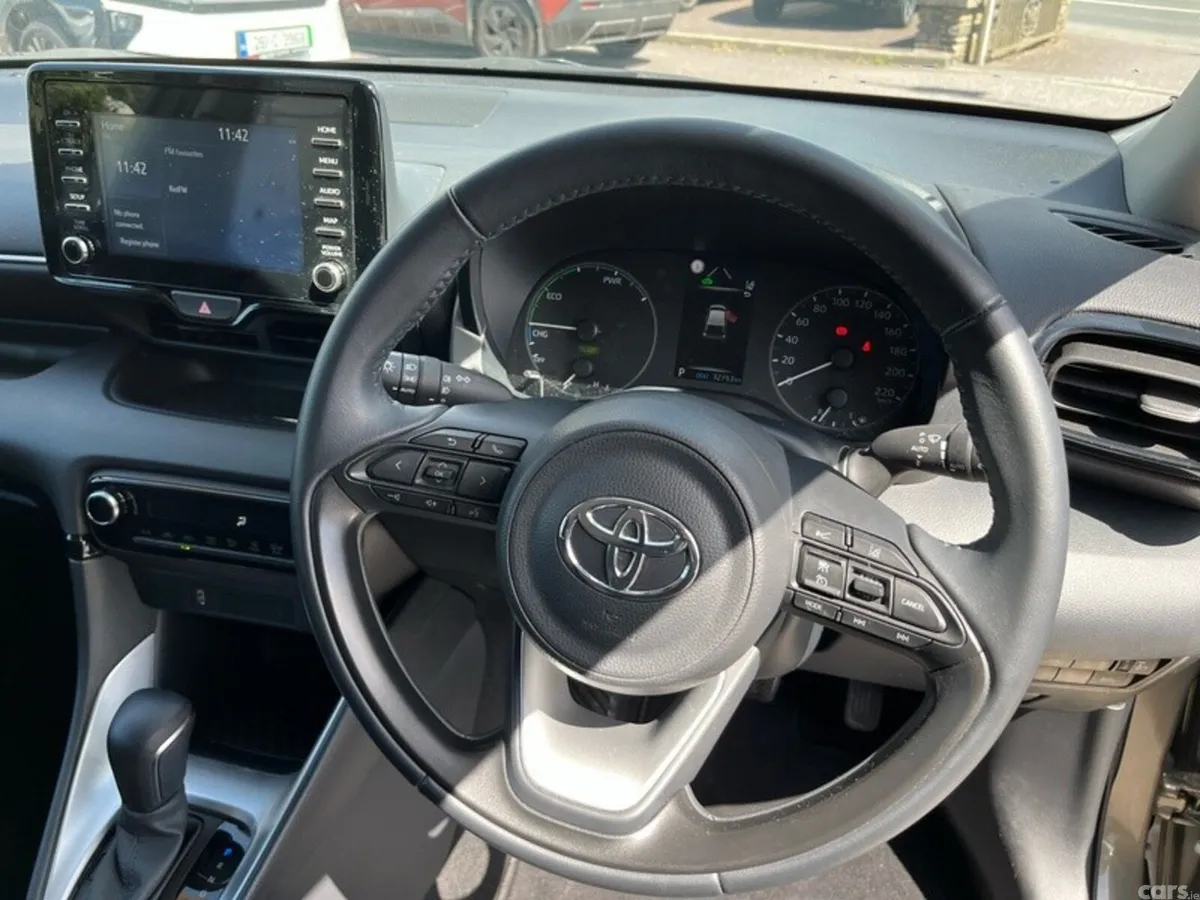 Toyota Yaris Hatchback, Petrol Hybrid, 2023, Bronze