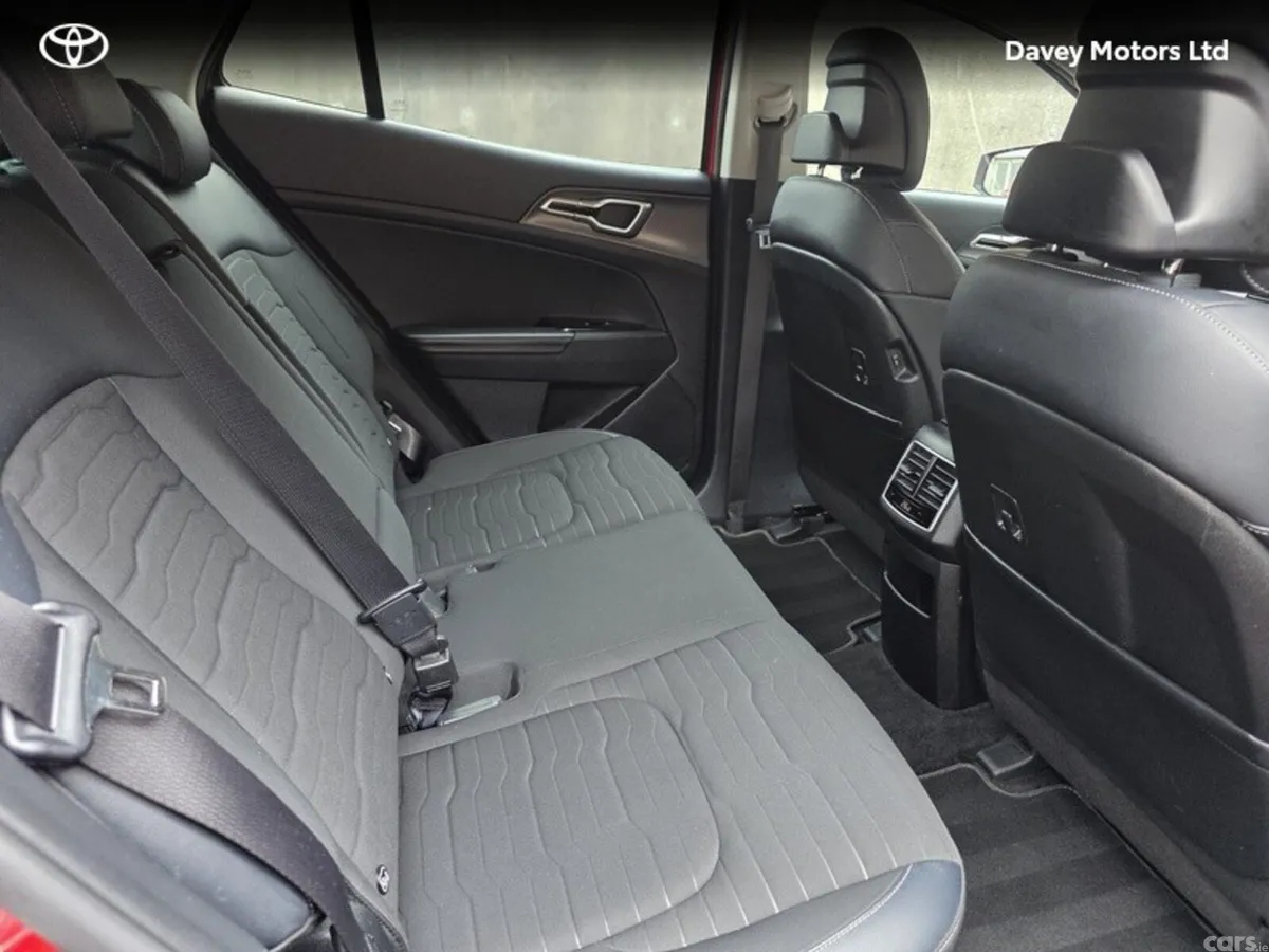 Kia Sportage MPV, Petrol Plug-in Hybrid, 2023, Red