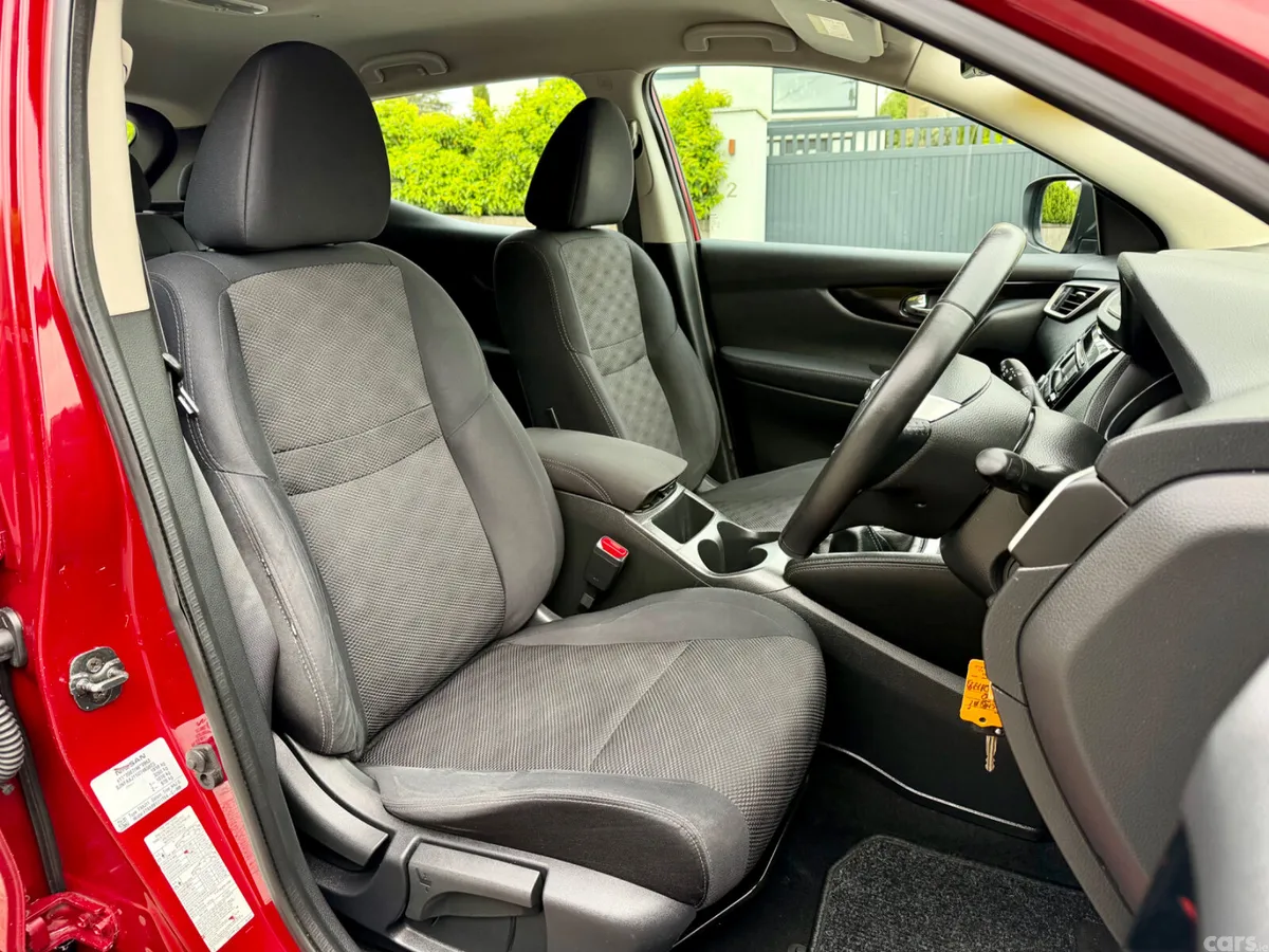 Nissan Qashqai Hatchback, Diesel, 2015, Red