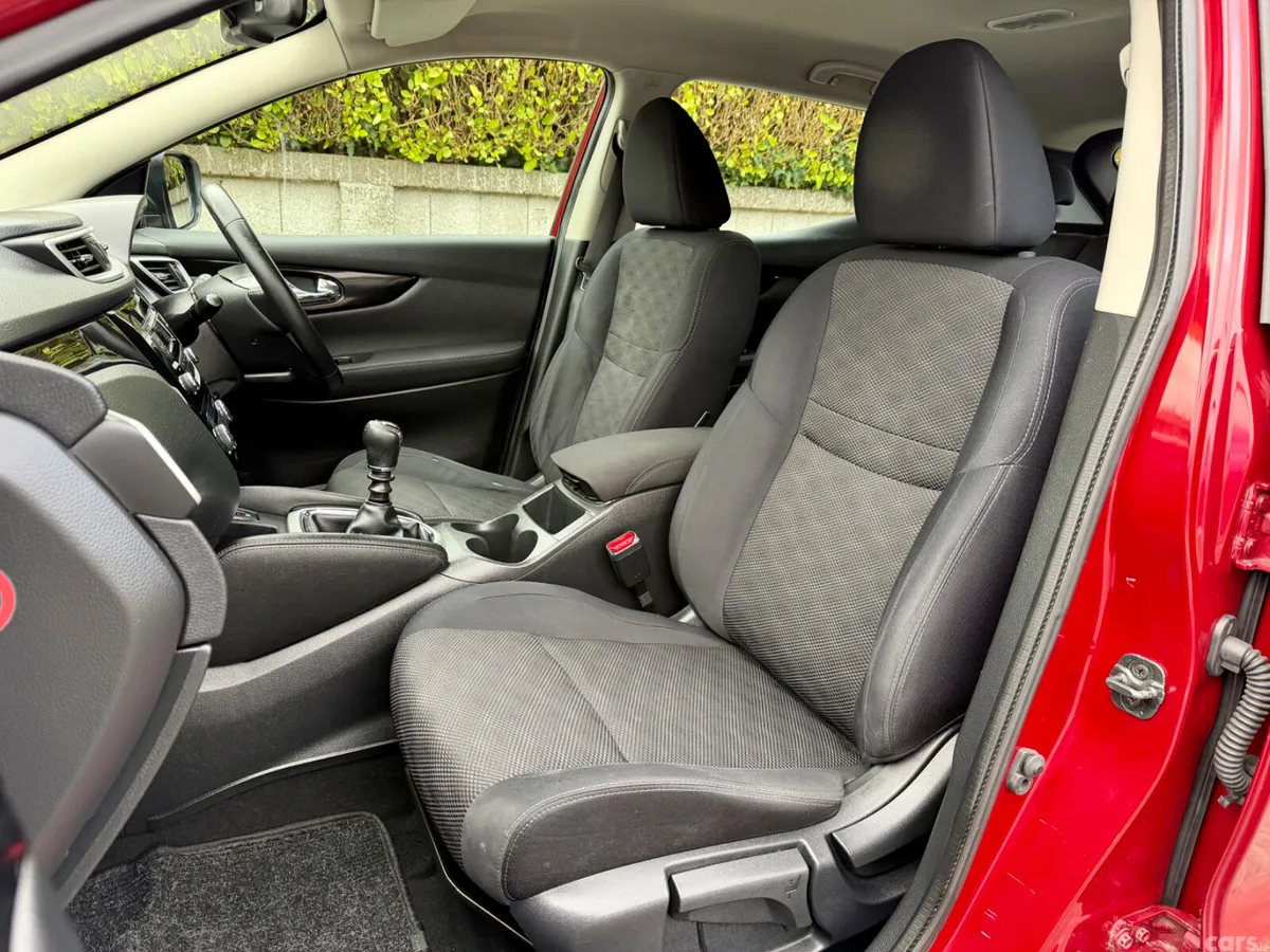 Nissan Qashqai Hatchback, Diesel, 2015, Red