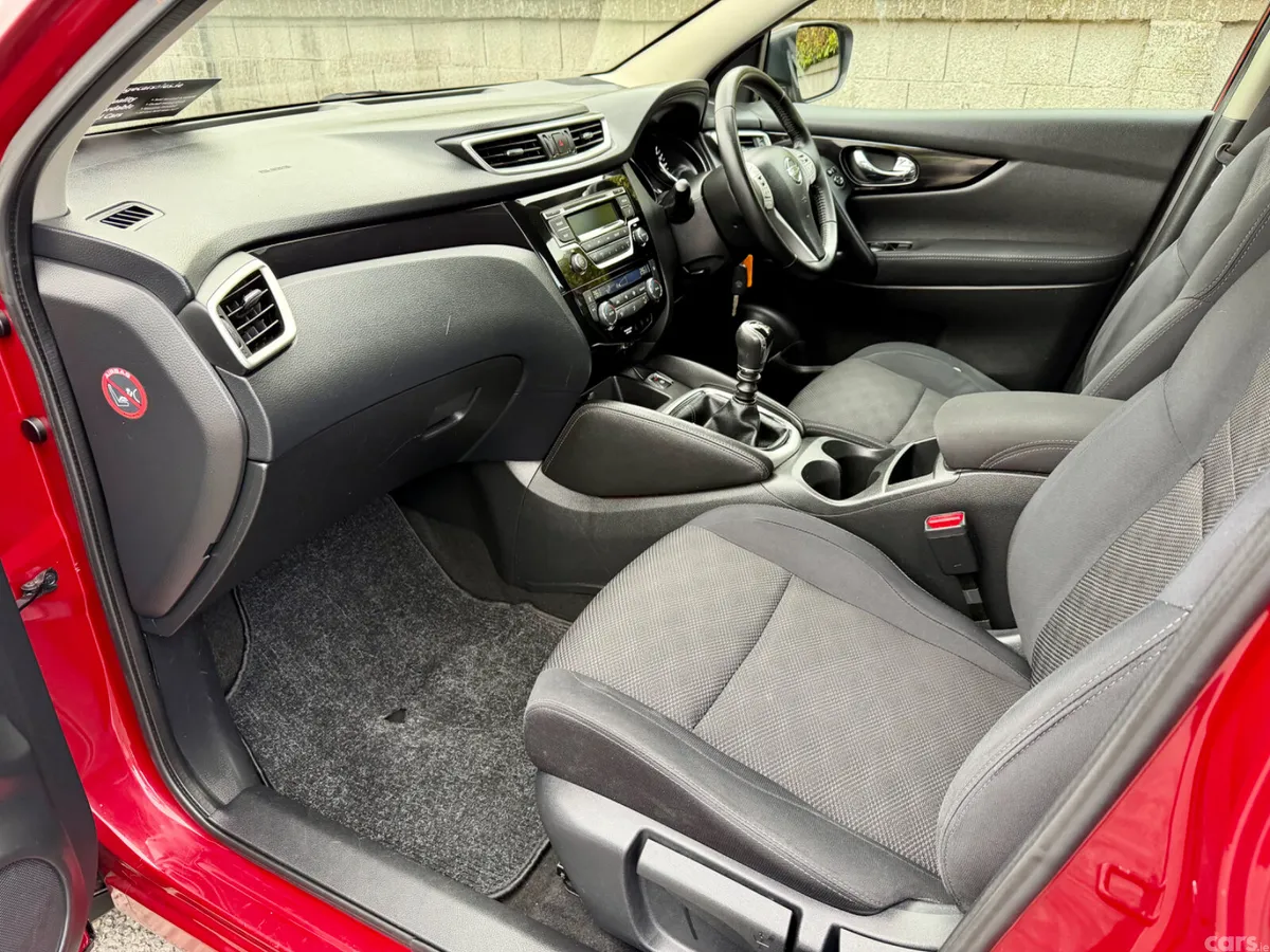 Nissan Qashqai Hatchback, Diesel, 2015, Red