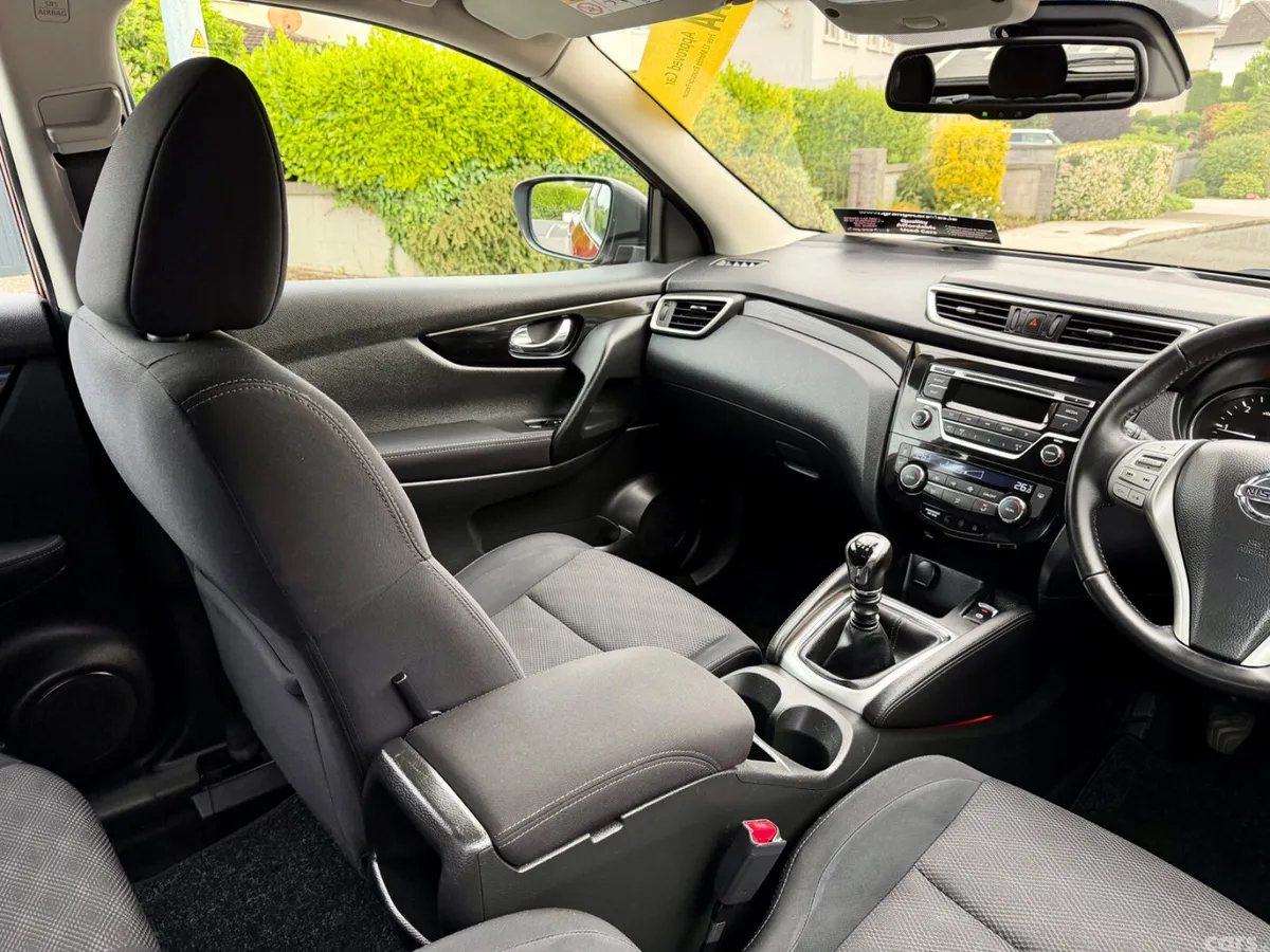 Nissan Qashqai Hatchback, Diesel, 2015, Red