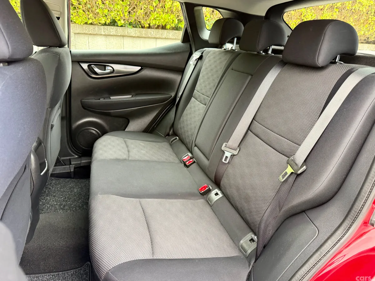 Nissan Qashqai Hatchback, Diesel, 2015, Red