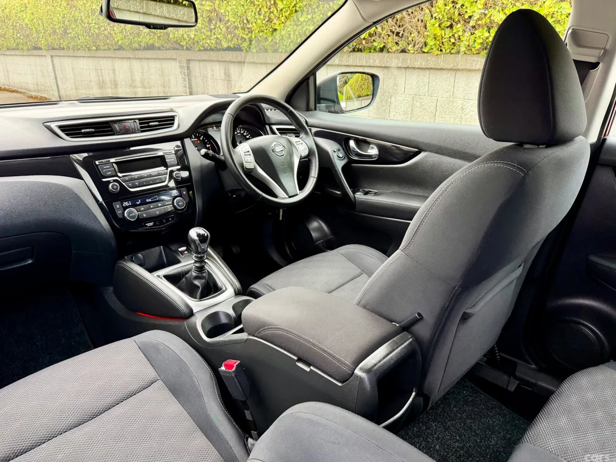 Nissan Qashqai Hatchback, Diesel, 2015, Red