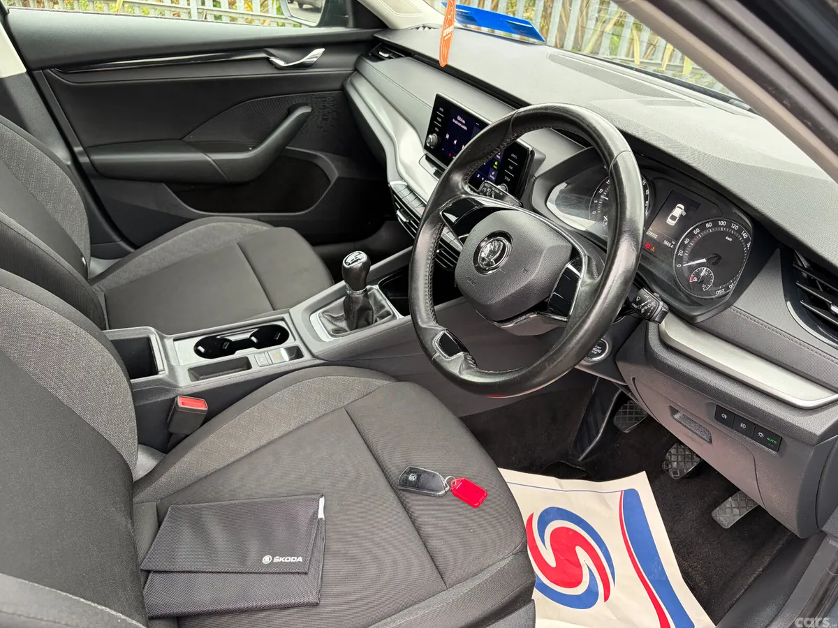Skoda Octavia Saloon, Diesel, 2021, Grey
