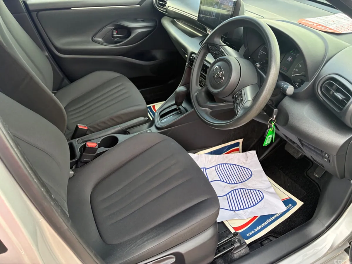 Toyota Yaris Hatchback, Petrol Hybrid, 2021, Silver