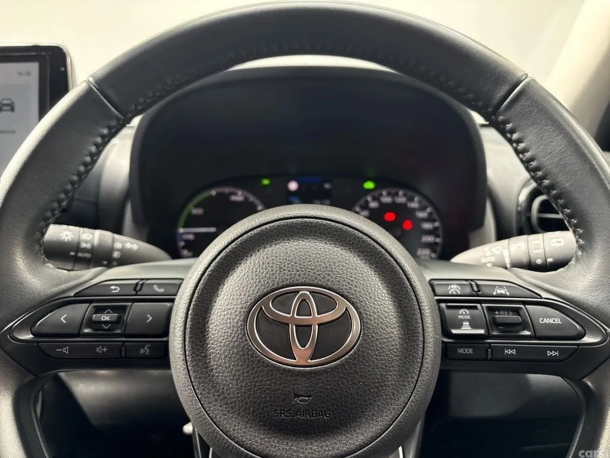 Toyota Yaris Hatchback, Petrol Hybrid, 2024, Silver