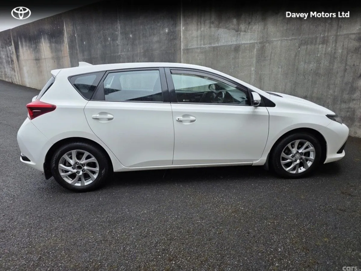 Toyota Auris Hatchback, Diesel, 2015, White